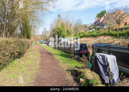 Des bateaux à Narrowboats amarrés sur la rivière Stour à Kinver Lock, dans le Staffordshire du Sud Banque D'Images