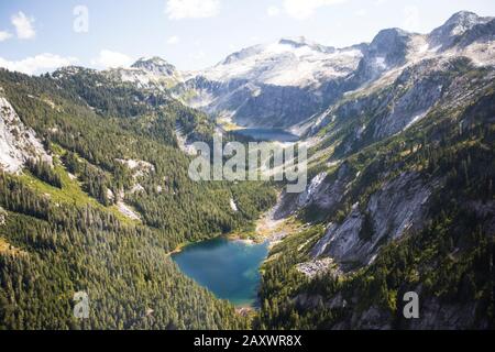 Vue panoramique sur le lac alpin et les montagnes. Banque D'Images