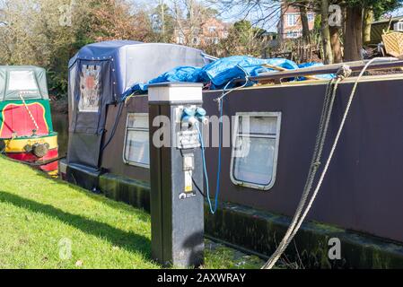 Narrowboat branché à la prise électrique de la rivière Stour à Kinver Lock, South Staffordshire Banque D'Images