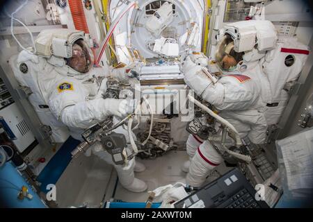 ISS - 6 octobre 2019 - les astronautes de la NASA Andrew Morgan (à gauche) et Christina Koch (à droite) sont adaptés dans les avions spatiaux américains à l'intérieur de la serrure Quest avant de commencer Banque D'Images