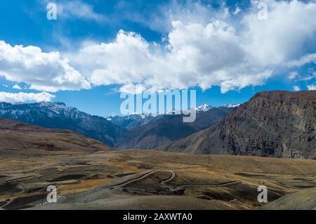 Terres arables arabilis prairies agricoles pour fauche ou pâturage après récolte. Ferme agricole cultivée de champ agricole jaune. Himalaya enneigé wi de montagne Banque D'Images
