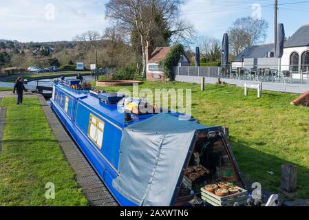 Narrowboat dans l'écluse sur la rivière Stour à Kinver Lock, South Staffordshire Banque D'Images