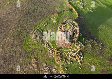 VUE AÉRIENNE DU NURAGHE BURGHIDU DANS LE NORD DE LA SARDAIGNE Banque D'Images