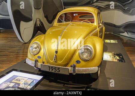 Wolfsburg, ALLEMAGNE - 29 mars 2015. La voiture Volkswagen Beetle Käfer de 1955 est exposée au musée Autostadt de Wolfsburg, avec le diamant cristal Swarowski Banque D'Images