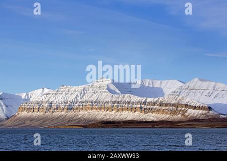 Montagnes enneigées à Billefjorden, fjord central de l'Isfjorden, Svalbard / Spitsbergen, Norvège Banque D'Images