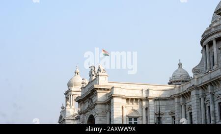 Drapeau national indien flottant au-dessus du Victoria Memorial, une structure emblématique de l'ancien Empire britannique Raj, un musée et une destination touristique et patrimoine p Banque D'Images