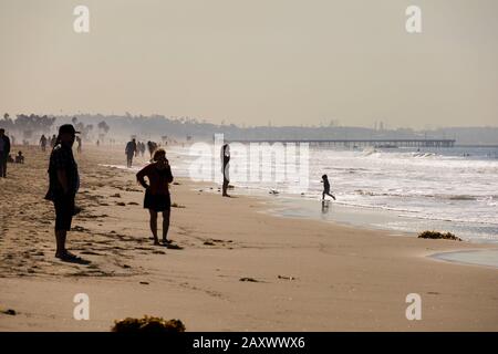 Brume matinale sur la plage de Santa Monica, en regardant vers la jetée de Venise et le fond industriel. , Californie, États-Unis D'Amérique. ÉTATS-UNIS. Compresse Banque D'Images