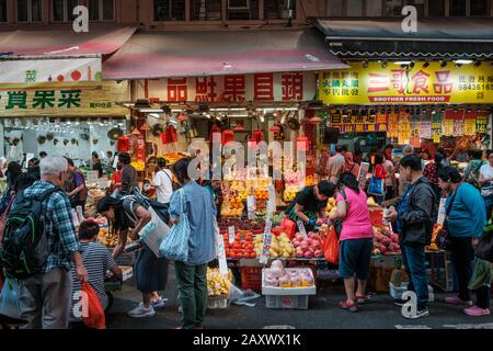 Hong Kong - novembre 2019: Les gens achètent des produits alimentaires sur le marché bondé de la nourriture de rue à Hong kong Banque D'Images