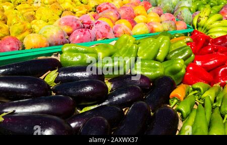 Fruits frais et légumes sur le marché en Espagne Banque D'Images