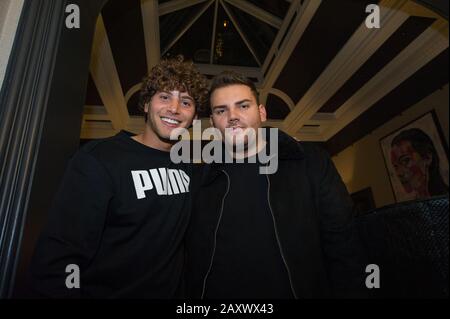 Édimbourg, Royaume-Uni. 27 novembre 2018. Love Island Star - Eyal Booker (à gauche) vu à la fête de la Towie pour LE QUIZ crédit: Colin Fisher/Alay Live News Banque D'Images