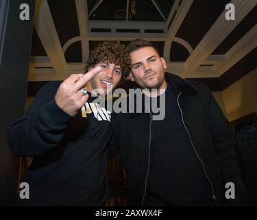 Édimbourg, Royaume-Uni. 27 novembre 2018. Love Island Star - Eyal Booker (à gauche) vu à la fête de la Towie pour LE QUIZ crédit: Colin Fisher/Alay Live News Banque D'Images