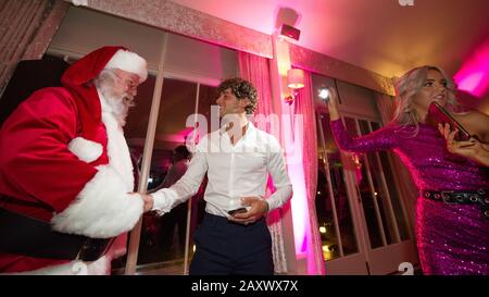 Édimbourg, Royaume-Uni. 27 novembre 2018. Love Island Star - Eyal Booker un selfie avec le Père Noël à la fête de la Towie pour LE QUIZ crédit: Colin Fisher/Alay Live News Banque D'Images
