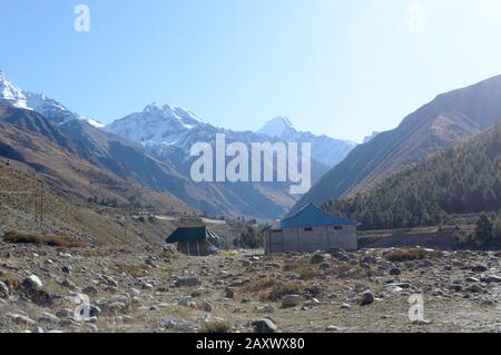 Chalet de montagne dans les montagnes de l'Himalaya, situé pour fournir un abri aux alpinistes, aux alpinistes et aux randonneurs. Chevauchement d'interverrouillage Banque D'Images