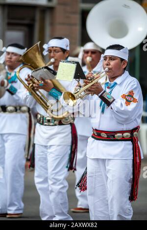 Musiciens, Zuni Pueblo Marching Band, Parade De De Cérémonial, Cérémonial Gallup Inter-Tribal, Nouveau Mexique États-Unis Banque D'Images