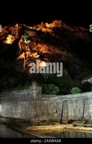 Murs de la ville de Kotor et fort de St John Drig nuit à Kotor, au Monténégro Banque D'Images