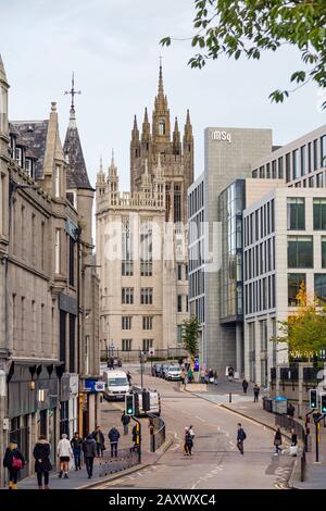 Vue vers le nord-est le long d'Upperkirkgate dans le centre-ville d'Aberdeen en direction de Marischal College, Écosse, Royaume-Uni Banque D'Images