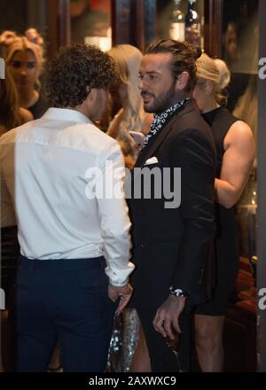 Édimbourg, Royaume-Uni. 27 novembre 2018. Célébrités Love Island Stars - Eyal Booker (à gauche) et Pete Wicks (à droite) ont vu le Towie Party pour LE QUIZ Credit: Colin Fisher/Alay Live News Banque D'Images