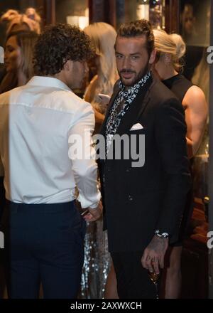 Édimbourg, Royaume-Uni. 27 novembre 2018. Célébrités Love Island Stars - Eyal Booker (à gauche) et Pete Wicks (à droite) ont vu le Towie Party pour LE QUIZ Credit: Colin Fisher/Alay Live News Banque D'Images