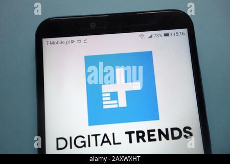 Logo tendances numériques affiché sur le smartphone. Digital Trends est un site Web d'information, d'actualité technologique et de style de vie Banque D'Images