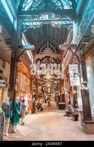 26 novembre 2019, Émirats arabes Unis, Dubaï : commerce de souvenirs à l'intérieur du marché arabe Souk Madinat Banque D'Images