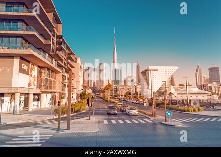26 novembre 2019, Emirats Arabes Unis, Dubaï: Vue du quartier De Dubai City Walk sur les gratte-ciel du centre-ville et le bâtiment le plus haut de la W Banque D'Images