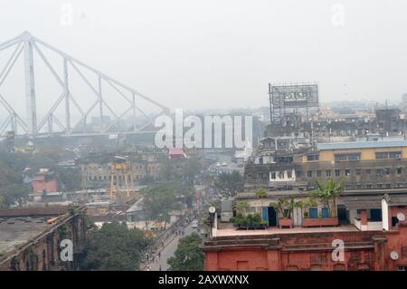 Vue aérienne sur le toit de la ville de Calcutta vie de la rivière Hoogghly Burrabazar près du pont Howrah (Rabindra Setu) le soir d'hiver. Kolka Banque D'Images