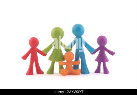 Figurines de famille colorées sur fond blanc avec chemin d'écrêtage Banque D'Images