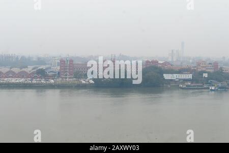 Vue panoramique sur le paysage depuis la rive du fleuve Hoogghly, le soir d'hiver, le bâtiment de la gare de transport Howrah. Kolk Banque D'Images