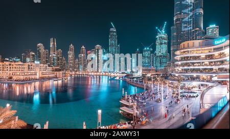 26 novembre 2019, Emirats Arabes Unis, Dubaï : vue panoramique sur les gratte-ciel et le lac de Dubaï la nuit Banque D'Images