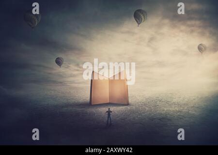 Scène surréelle, monde imaginaire, homme minuscule se tient devant un livre géant ouvert avec des pages vides. Le concept d'éducation, la magie et le fantasme d'un Banque D'Images