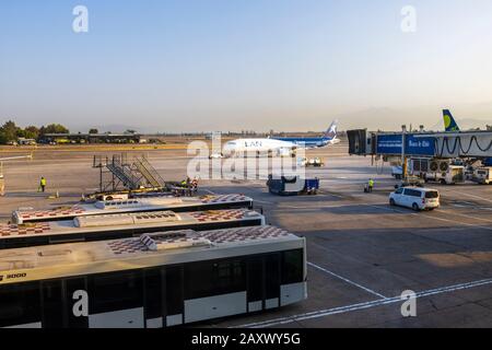 LAN LATAM à l'aéroport de Santiago du Chili (aéroport international Arturo Merino Benítez) Santiago, capitale du Chili, Amérique du Sud Banque D'Images