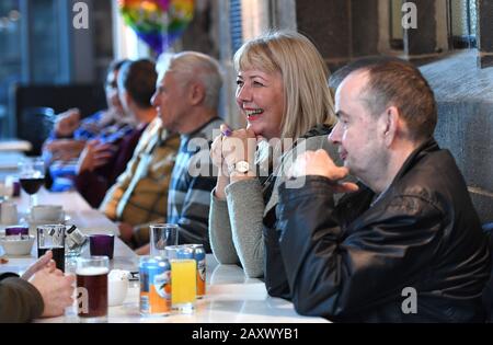Ellie Nelmes participe à un déjeuner de Saint-Valentin organisé par la ferme sans viande pour réunir des personnes âgées de la communauté, au café Arch d'Age UK à Leeds. Photo PA. Date de la photo : jeudi 13 février 2020. Le crédit photo devrait se lire: Anna Gowthorpe/PA Wire Banque D'Images