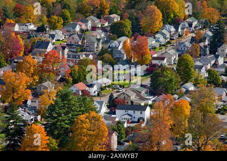 Un quartier résidentiel avec aménagement paysager dans la ville de Port Jervis dans le comté d'Orange, New York Banque D'Images