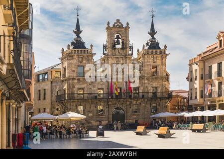 Astorga, León Province, Castille Et Leon, Espagne. L'hôtel de ville du XVIIe siècle sur la Plaza Mayor. La place de l'hôtel de ville est en partie construite sur l'ancien Banque D'Images