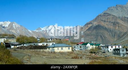 Village de Foothill dans l'Himalaya. Petits Villages De La Foothills De La Vallée Pittoresque De L'Himalaya. Un beau paysage indien d'une ville à pied Banque D'Images