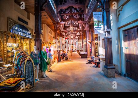 26 novembre 2019, Émirats arabes Unis, Dubaï : commerce de souvenirs à l'intérieur du marché arabe Souk Madinat Banque D'Images