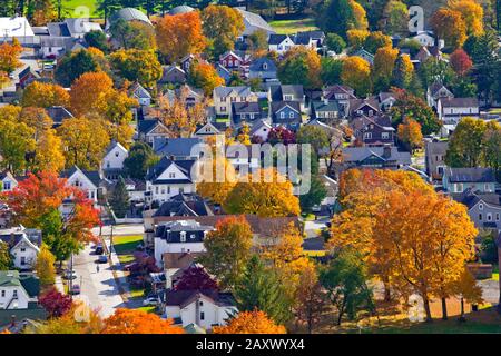 Un quartier résidentiel avec aménagement paysager dans la ville de Port Jervis dans le comté d'Orange, New York Banque D'Images