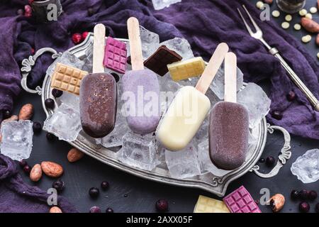 Magnifique photo de licocareux vegan maison et de barres de chocolat glaçons dans une plaque métallique Banque D'Images