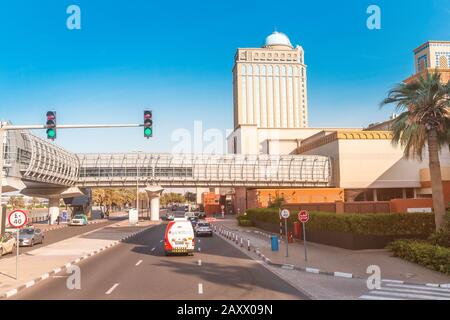 27 novembre 2019, Dubaï, Emirats Arabes Unis: La principale artère de transport de la ville de Dubaï - route Sheikh Zayed Banque D'Images