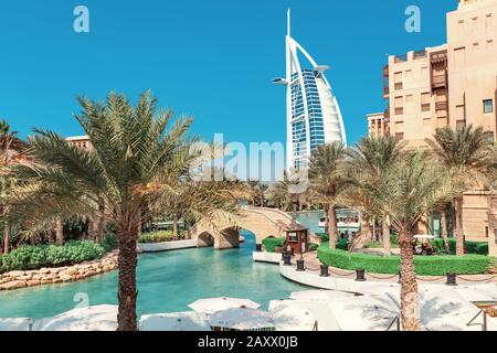 27 novembre 2019, Dubaï, Emirats Arabes Unis : vue sur l'élégant hôtel 7 étoiles Burj al Arab en forme de voile et le canal artificiel avec un b Banque D'Images