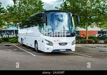 Bus blanc touristique dans le parking. Banque D'Images