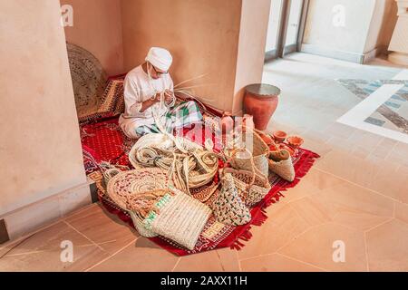 27 novembre 2019, Dubaï, Emirats Arabes Unis : un vieux corbeilles artisanales à vendre à l'intérieur d'un centre commercial Banque D'Images