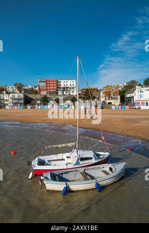 Broadescaliers, Angleterre - 12 février 2020 Deux bateaux amarrés sur le rivage sur la plage de Viking Bay à Broadescaliers, Kent, lors d'une journée d'hiver lumineuse avec un ciel bleu. Banque D'Images