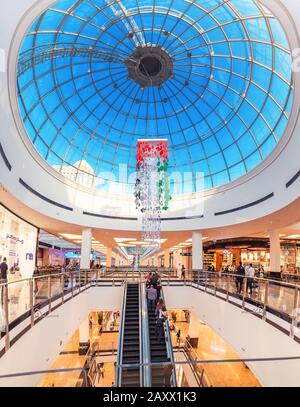 27 novembre 2019, Emirats Arabes Unis, Dubaï: Vue panoramique sur l'intérieur du magnifique Emirates Mall, décoré pour la célébration de la journée nationale Banque D'Images