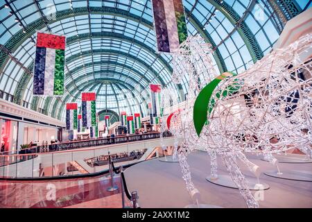 27 novembre 2019, Emirats Arabes Unis, Dubaï: Vue panoramique sur l'intérieur du magnifique Emirates Mall, décoré pour la célébration de la journée nationale Banque D'Images