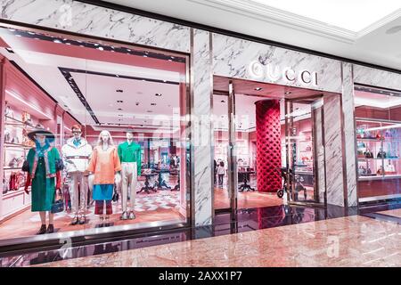 27 novembre 2019, Emirats Arabes Unis, Dubaï : vitrine de luxe de la boutique de mode Gucci dans le centre commercial Emirates Mall Banque D'Images