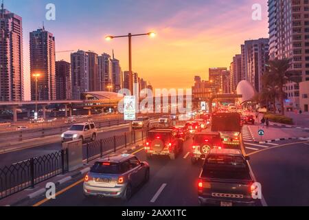 27 novembre 2019, Émirats arabes Unis, Dubaï : Bourrage de trafic en soirée sur la route Sheikh Zayed à Dubaï Banque D'Images