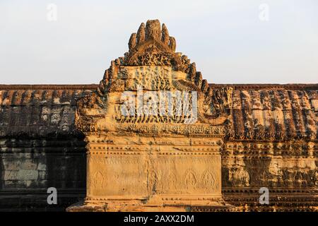 Sculptures complexes sur les murs du temple d'Angkor Wat, Siem Reap, Cambodge, Asie Banque D'Images