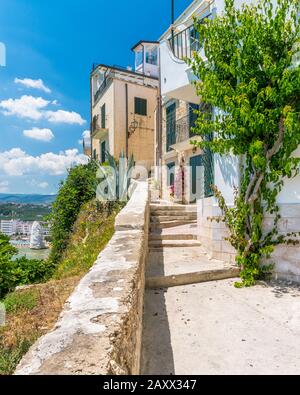 Vue panoramique d'été à Vieste avec le célèbre rocher de Pizzomunno, province de Foggia, Pouilles (Pouilles), Italie. Banque D'Images