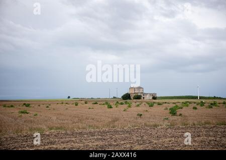 Paysage typique de Murgia avec un vieux manoir en pierre ferme appelée masseria. Pouilles, Italie. Banque D'Images